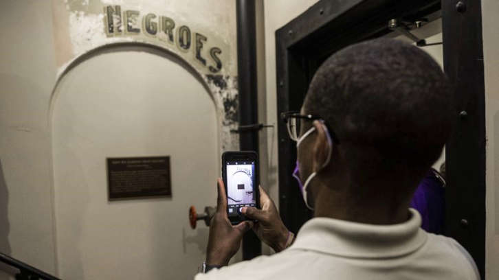 The sign reading “NEGROES” and its accompanying historical plaque at the Ellis County Courthouse in Waxahachie, Texas