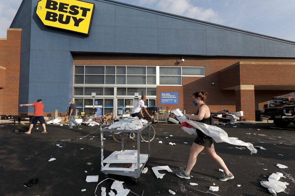 Scenes of looting in Chicago